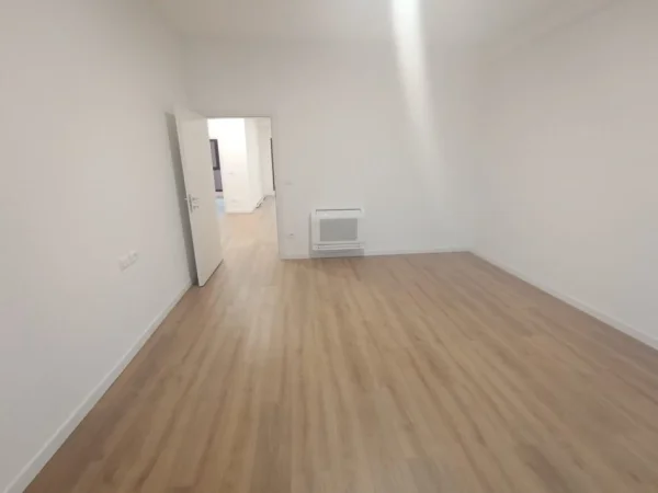 Tirane, jepet me qera ambjent biznesi Kati 2, 290 m² 4.000 € (Rruga e Kavajes)