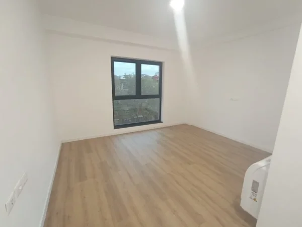 Tirane, jepet me qera ambjent biznesi Kati 2, 290 m² 4.000 € (Rruga e Kavajes)