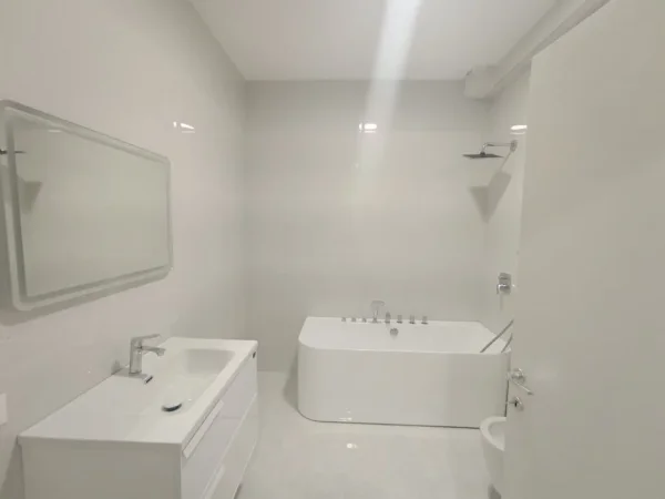 Tirane, jepet me qera ambjent biznesi Kati 2, 290 m² 4.000 € (Rruga e Kavajes)