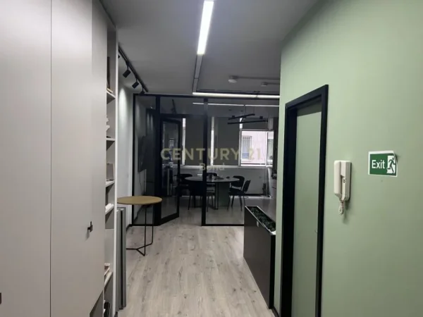 Tirane, jepet me qera zyre Kati 1, 118 m² 2.000 € (Rruga Nikola Tupe)