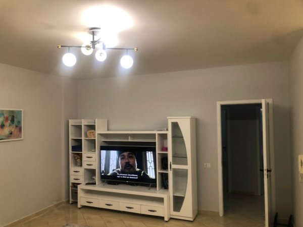 Tirane, jepet me qera apartament 2+1 Kati 3, 100 m² 650 € (Ura e Nisharakut)