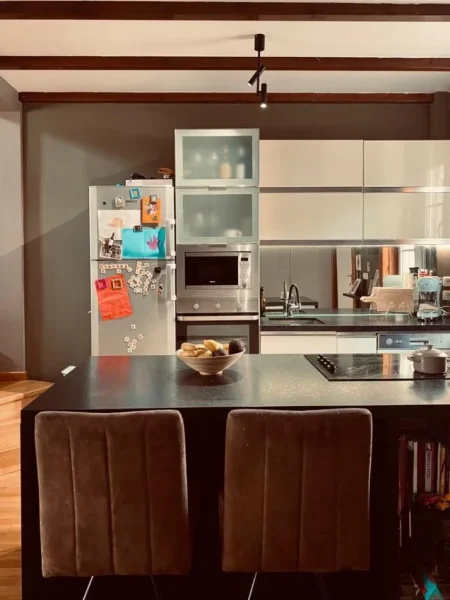 Tirane, jepet me qera apartament 2+1 Kati 1, 180 m² 1.100 € (RRUGA E ELBASANIT)