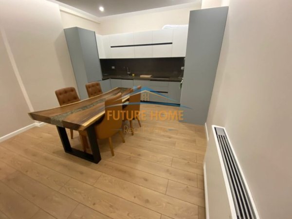 Tirane, jepet me qera apartament 4+1 Kati 4, 170 m² 1.300 € (MYSLYM SHYRI)
