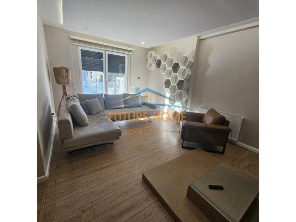 Tirane, jepet me qera apartament 4+1 Kati 4, 170 m² 1.300 € (MYSLYM SHYRI)
