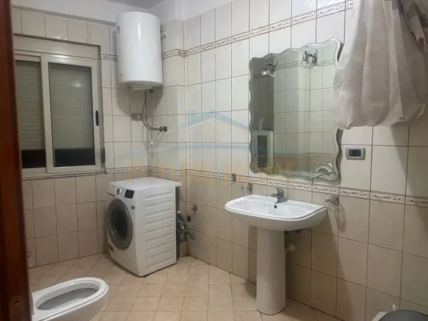 Tirane, jepet me qera apartament 1+1 Kati 1, 73 m² 650 € (Rruga e Bogdaneve)