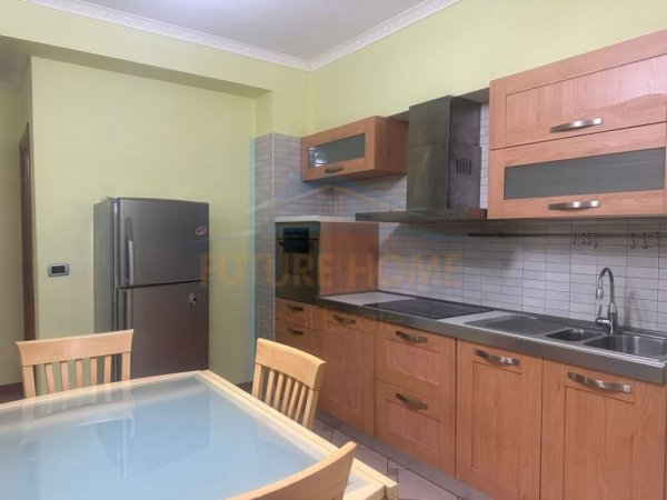 Tirane, jepet me qera apartament 1+1 Kati 1, 73 m² 650 € (Rruga e Bogdaneve)