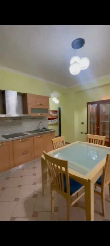 Tirane, jepet me qera apartament 1+1 Kati 2, 74 m² 650 € (Rruga e Ambasadave)