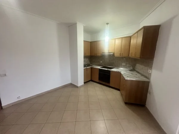 Tirane, jepet me qera apartament 2+1+2+2bllk Kati 7, 95 m² 450 € (Selvia)