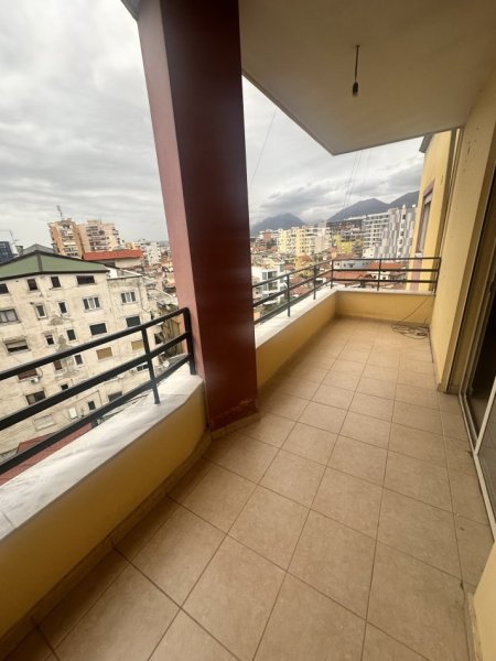 Tirane, jepet me qera apartament 2+1+2+2bllk Kati 7, 95 m² 450 € (Selvia)