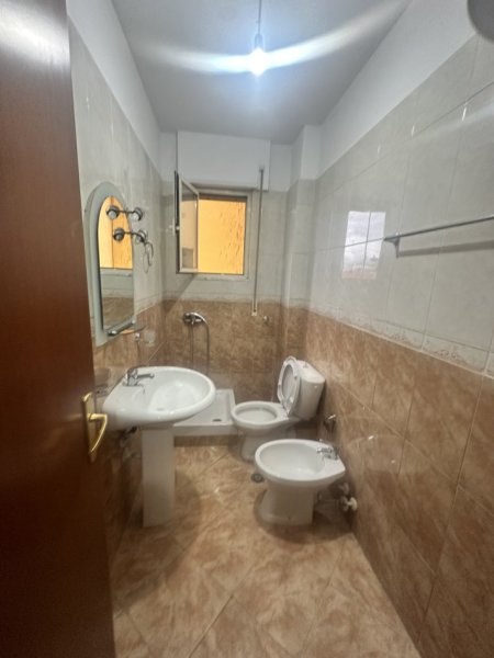Tirane, jepet me qera apartament 2+1+2+2bllk Kati 7, 95 m² 450 € (Selvia)