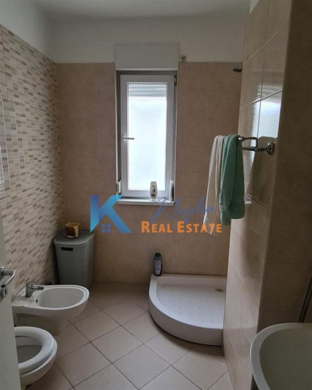 Tirane, jap me qera apartament 1+1+Ballkon Kati 4, 63 m² (1+1 te 21 Dhjetori, Komleksi Magnet)