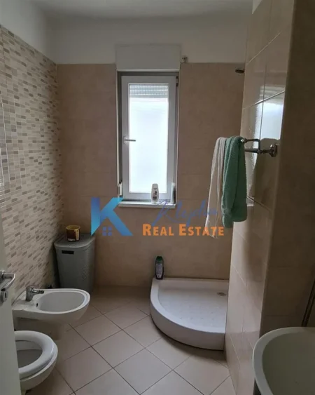 Tirane, jap me qera apartament 1+1+Ballkon Kati 4, 63 m² (1+1 te 21 Dhjetori, Komleksi Magnet)