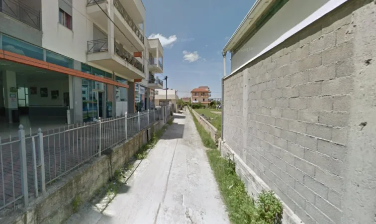 Tirane, jepet me qera magazine Kati 0, 251 m² 1.000 € (rruga agon)