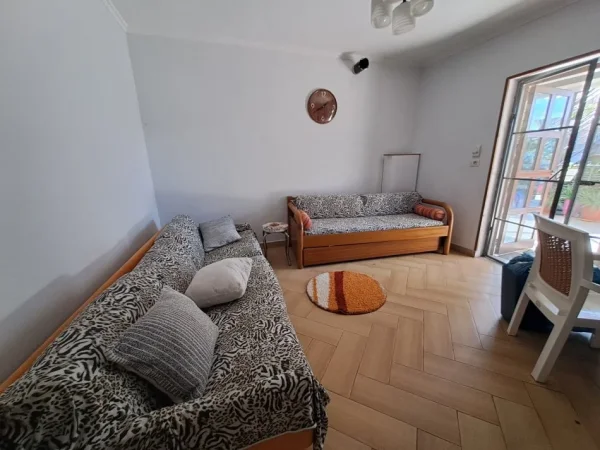Tirane, Shtepi private me qira 450 € (Linze)