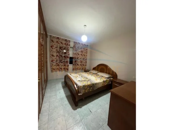 Tirane, jepet me qera 1+1 Kati 5, 450 € (Ish parku i autobuzave)