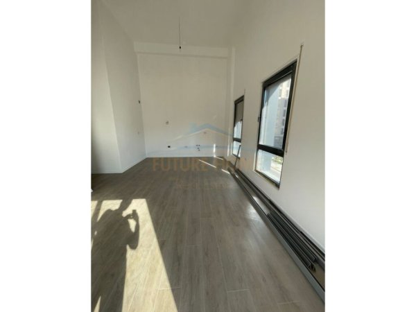 Tirane, shitet ambjent biznesi Kati 1, 102 m² 220.000 € (Porcelan)