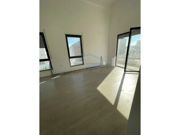 Tirane, shitet ambjent biznesi Kati 1, 102 m² 220.000 € (Porcelan)