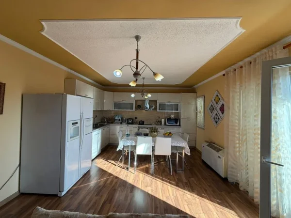 Durres, shitet apartament 3+1 Kati 5, 158 m² 136.000 € (Durrës pranë Stadiumit, tek Vala Park)