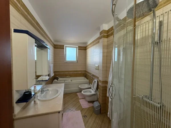 Durres, shitet apartament 3+1 Kati 5, 158 m² 136.000 € (Durrës pranë Stadiumit, tek Vala Park)