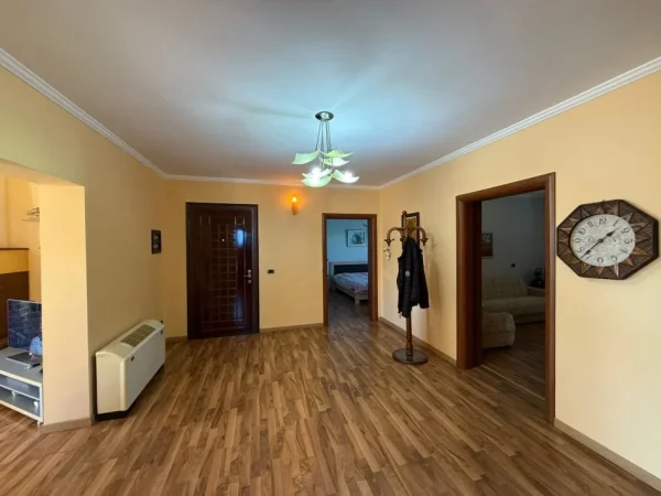 Durres, shitet apartament 3+1 Kati 5, 158 m² 136.000 € (Durrës pranë Stadiumit, tek Vala Park)