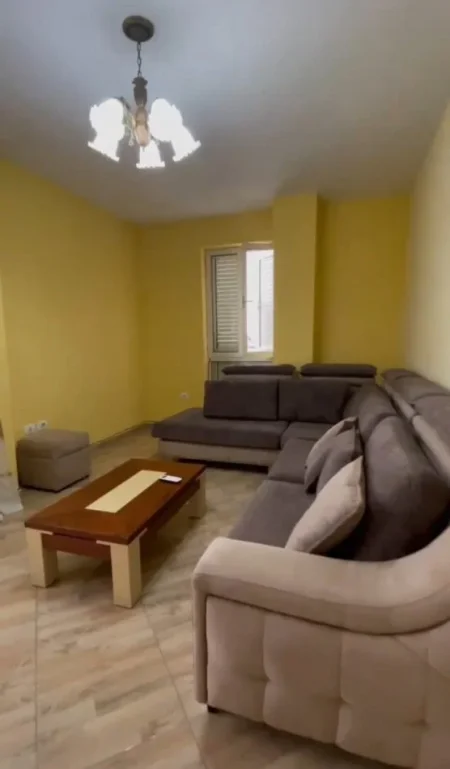 SHITET APARTAMENT 1+1 + Post Parkimi , Pazari i Ri, prane shkolles se Kuqe