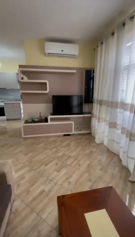 SHITET APARTAMENT 1+1 + Post Parkimi , Pazari i Ri, prane shkolles se Kuqe
