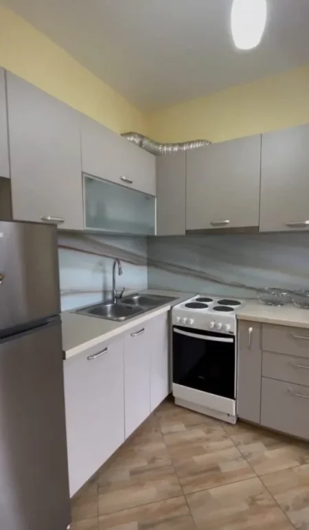 SHITET APARTAMENT 1+1 + Post Parkimi , Pazari i Ri, prane shkolles se Kuqe