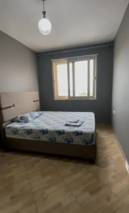 SHITET APARTAMENT 1+1 + Post Parkimi , Pazari i Ri, prane shkolles se Kuqe