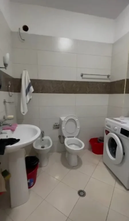 SHITET APARTAMENT 1+1 + Post Parkimi , Pazari i Ri, prane shkolles se Kuqe