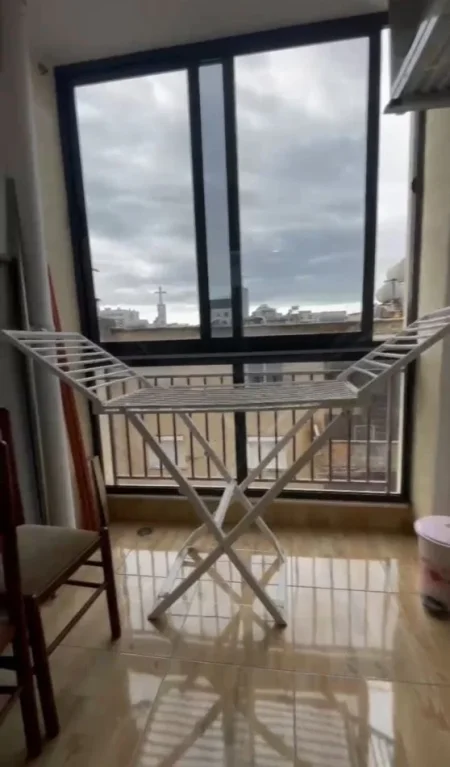 SHITET APARTAMENT 1+1 + Post Parkimi , Pazari i Ri, prane shkolles se Kuqe