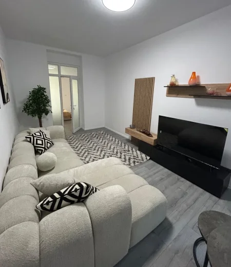 Tirane, jepet me qera apartament 2+1+Aneks+Ballkon Kati 3, 100 m² 800 € (Ish- Ekspozita)