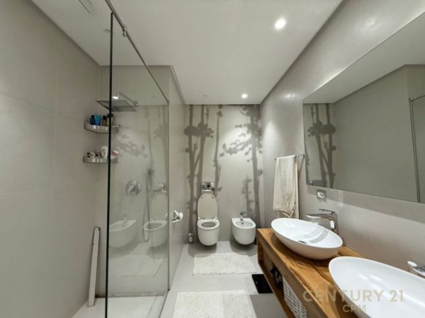 Tirane, jepet me qera apartament 1+1+Ballkon Kati 5, 149 m² 2.000 € (Blloku)