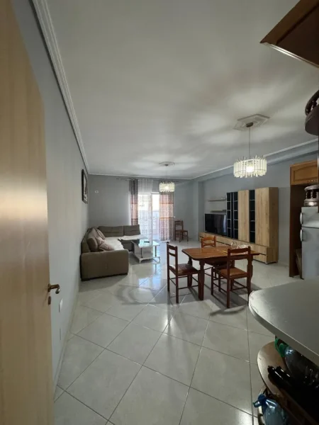 Tirane, jepet me qera 2+1+Ballkon Kati 4, 110 m² 400 € (loni ligori)