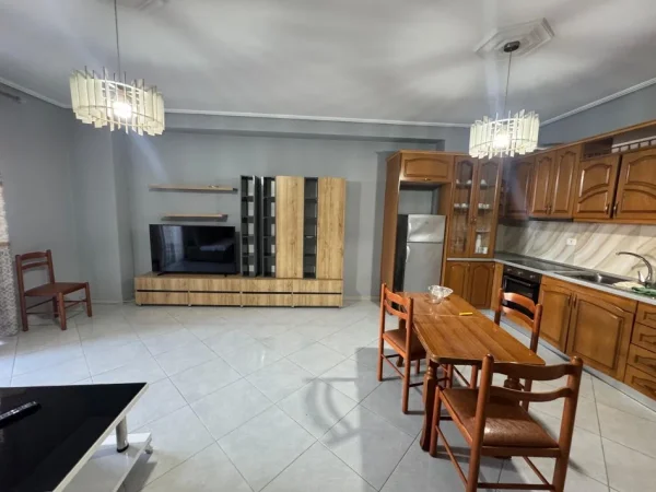 Tirane, jepet me qera 2+1+Ballkon Kati 4, 110 m² 400 € (loni ligori)