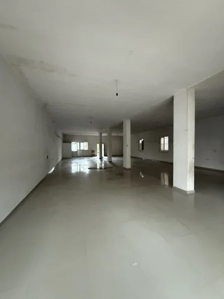 Tirane, jepet me qera ambjent biznesi Kati 0, 200 m² 1.000 € (Bulevardi i Ri)