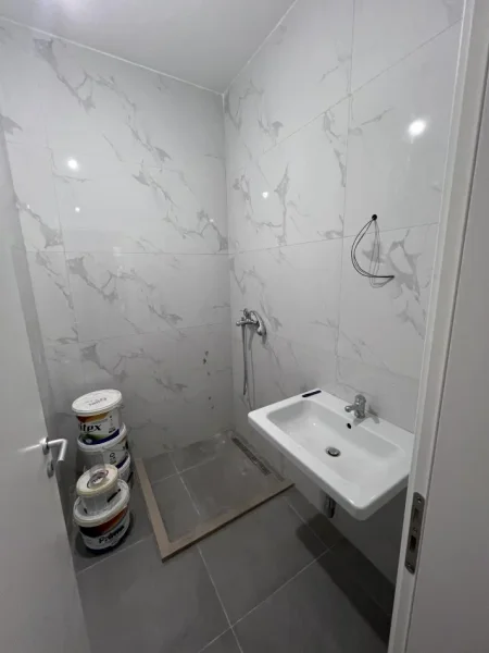 Tirane, jepet me qera apartament 1+1+Ballkon Kati 4, 74 m² 550 € (Liqeni Thate)