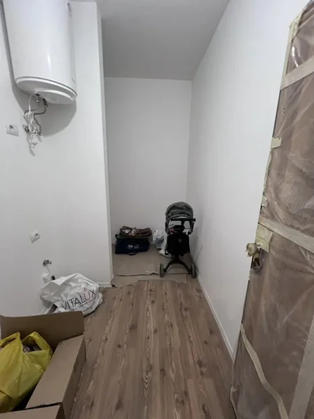 Tirane, jepet me qera apartament 1+1+Ballkon Kati 4, 74 m² 550 € (Liqeni Thate)