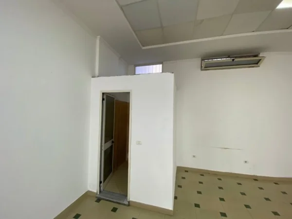 Durres, jepet me qera ambjent biznesi Kati 0, 100 m² 700 € (Rruga Sotir Noka)