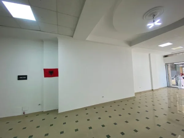 Durres, jepet me qera ambjent biznesi Kati 0, 100 m² 700 € (Rruga Sotir Noka)