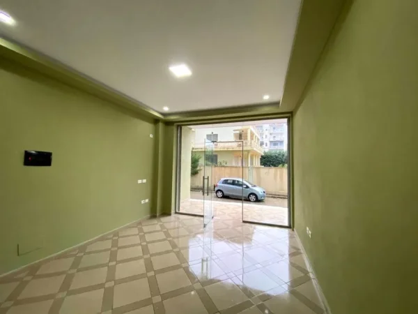 Durres, jepet me qera ambjent biznesi Kati 0, 33 m² 300 € (Rruga Pavaresia)