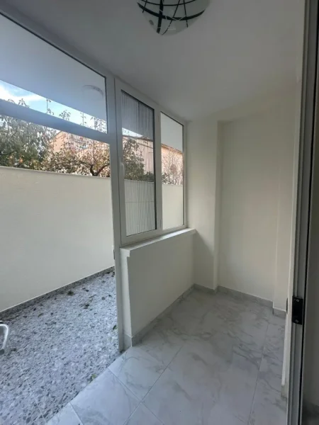 Tirane, jepet me qera zyre Kati 1, 78 m² 550 € (Vasil Shanto)