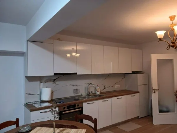 Tirane, jepet me qera apartament 1+1+Ballkon Kati 5, 55 m² 550 € (BLLOKU I AMBASADAVE)
