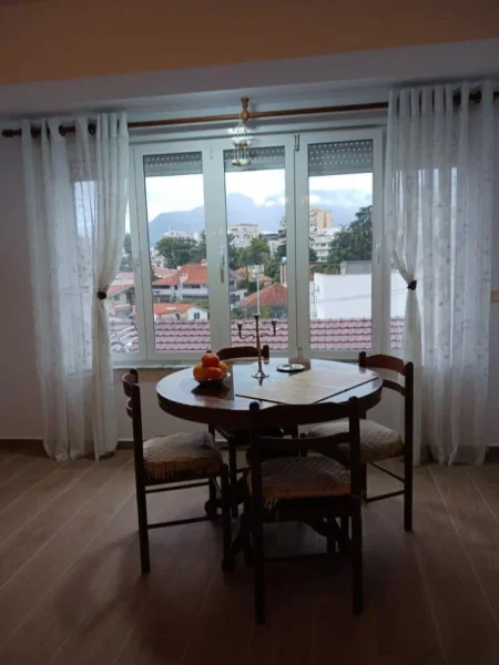Tirane, jepet me qera apartament 1+1+Ballkon Kati 5, 55 m² 550 € (BLLOKU I AMBASADAVE)