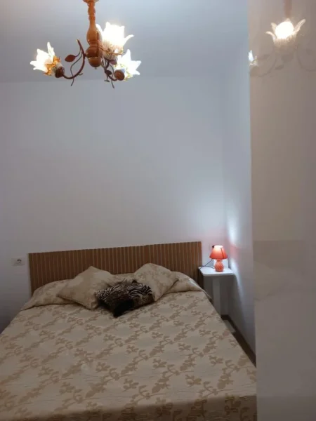 Tirane, jepet me qera apartament 1+1+Ballkon Kati 5, 55 m² 550 € (BLLOKU I AMBASADAVE)