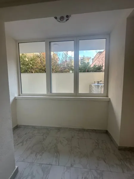 Tirane, jepet me qera zyre Kati 1, 80 m² 550 € (Vasil Shanto)