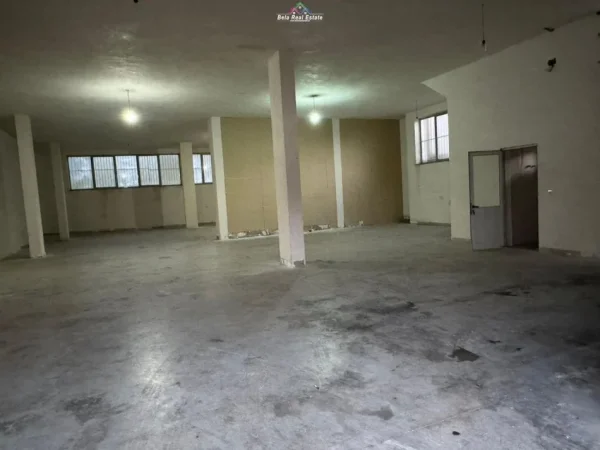 Tirane, jepet me qera magazine Kati 0, 480 m² 1.200 € (Kashar)