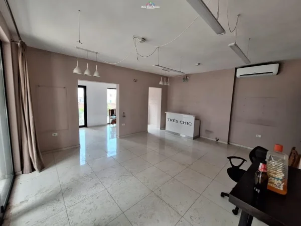 Tirane, jepet me qera ambjent biznesi Kati 2, 100 m² 1.200 € (kinostudio)