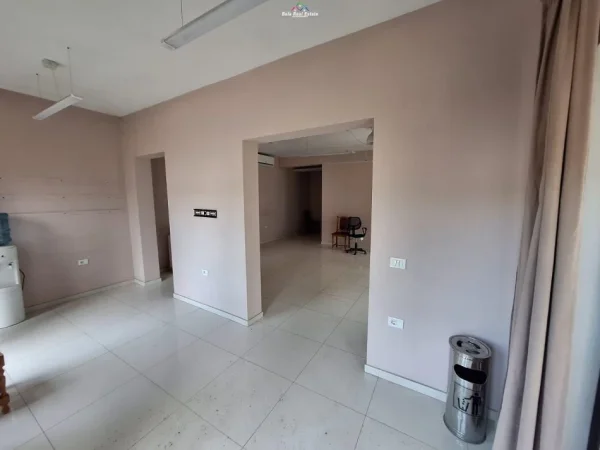 Tirane, jepet me qera ambjent biznesi Kati 2, 100 m² 1.200 € (kinostudio)