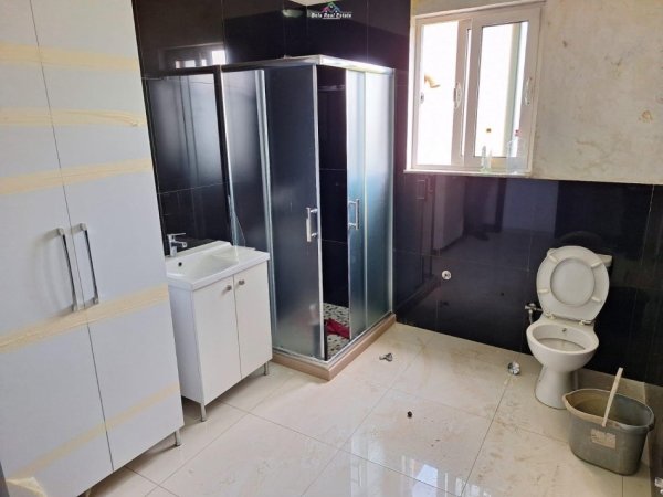 Tirane, jepet me qera ambjent biznesi Kati 2, 100 m² 1.200 € (kinostudio)