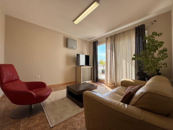 Tirane, jepet me qera apartament 2+1+Ballkon Kati 10, 145 m² 1.500 € (Bllok)